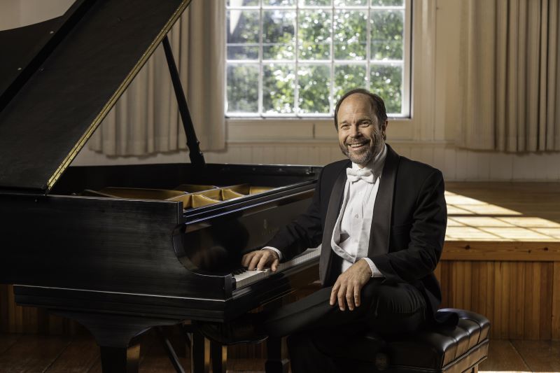 fred moyer playing the piano